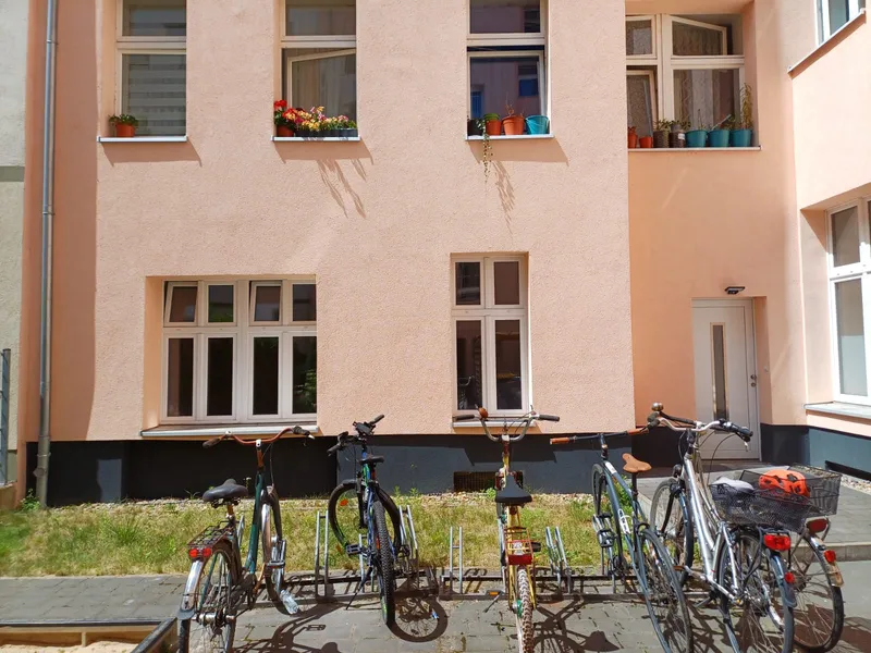 Ruhige 1,5-Zimmer-Wohnung im Innenhof mit eigenem Zugang — photo 1